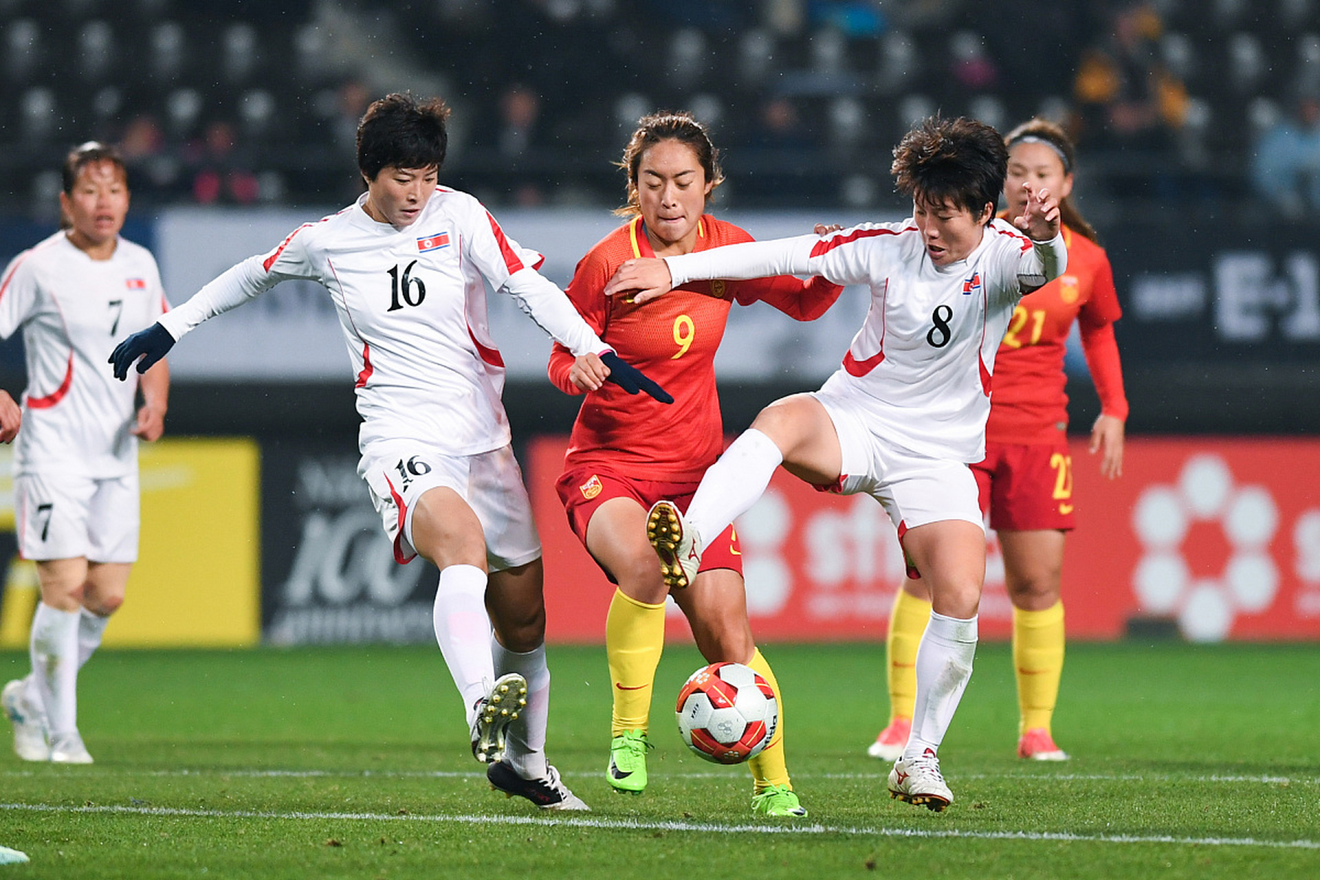 包含女足赛场上球员展现实力，引人瞩目的词条