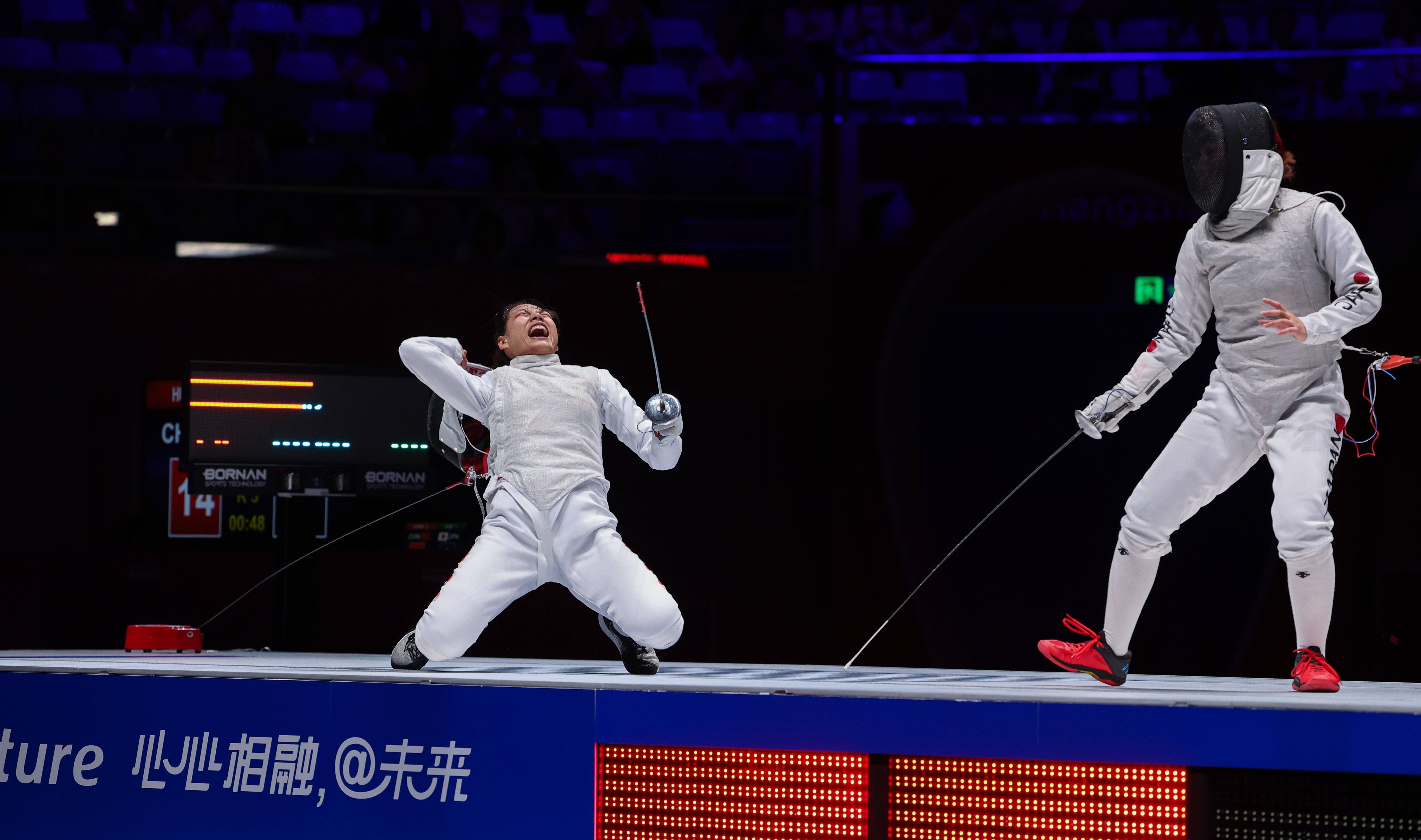 精湛技艺击剑选手运用华丽剑术取胜