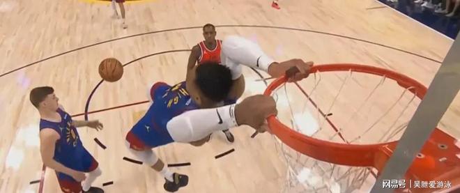 掘金队在季后赛中表现出色，令人瞩目