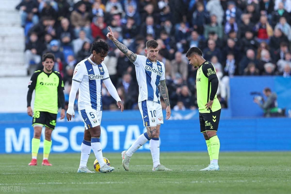 包含奥萨苏纳遭遇连败，保级形势堪忧的词条