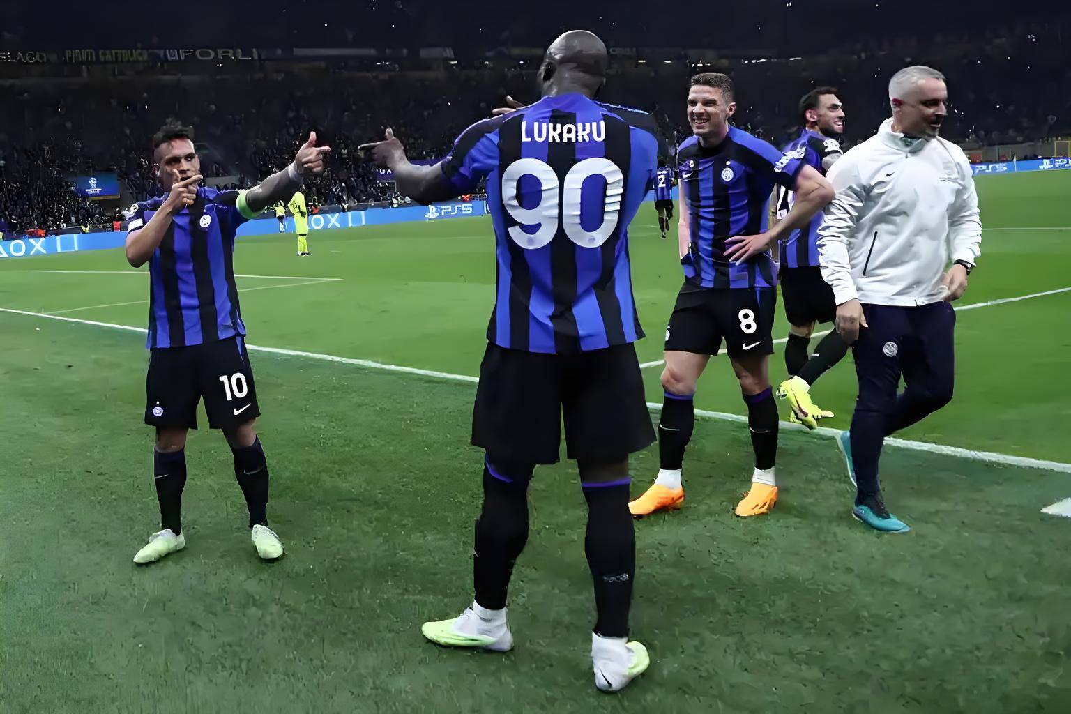 包含奥萨苏纳遭遇连败，保级形势堪忧的词条