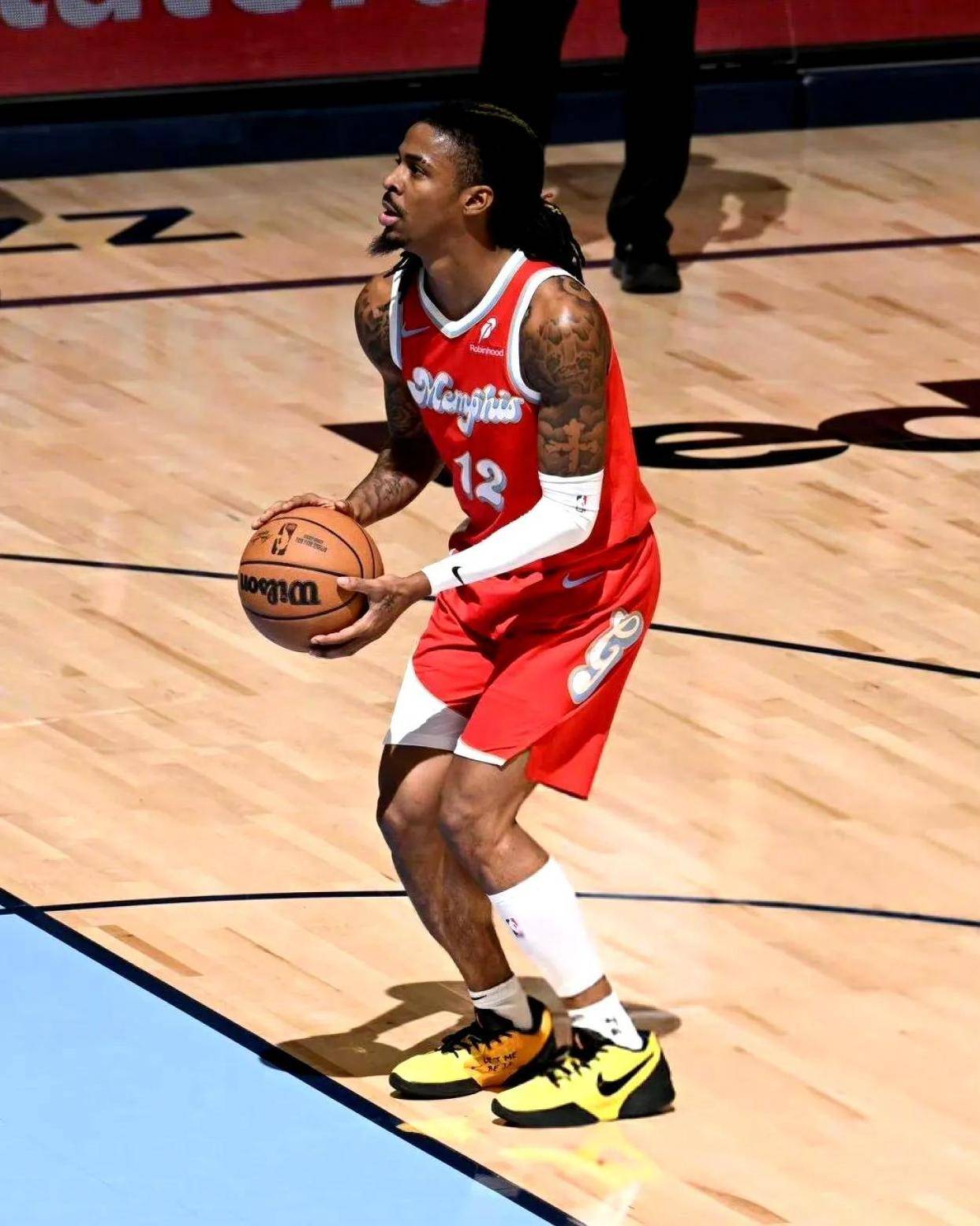 灰熊惊险胜骑士，莫兰特率队逆转