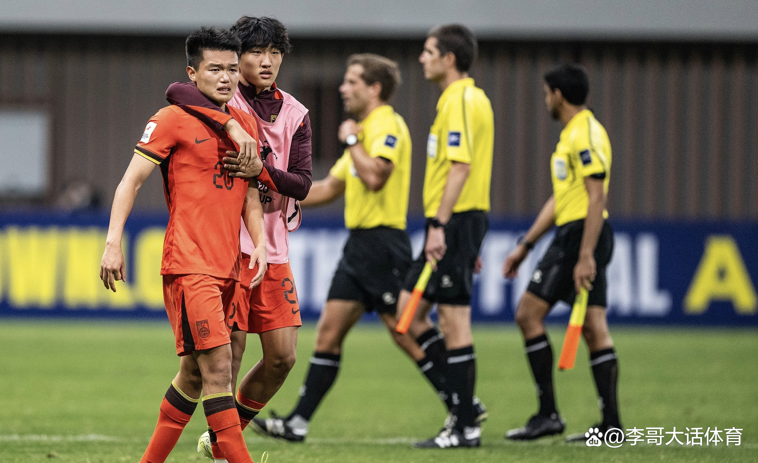 包含足球赛事瞬息万变观众心情随之起伏的词条