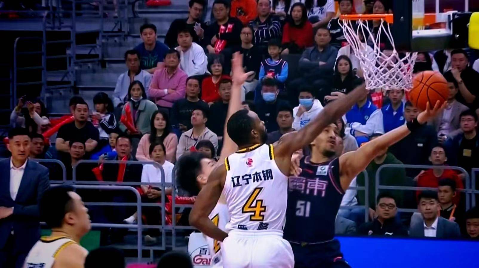 包含广东宏远队以107比95战胜新疆队，取得赛季第二连胜的词条