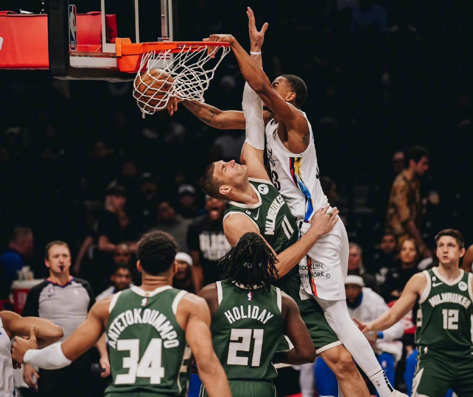 包含雄鹿力克篮网，豪取连胜的词条