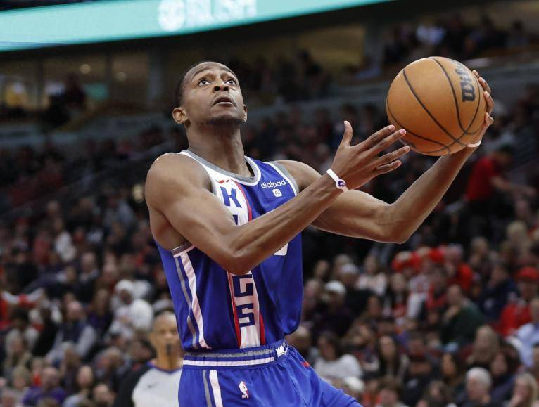 火箭主场胜马刺，全明星表现抢眼