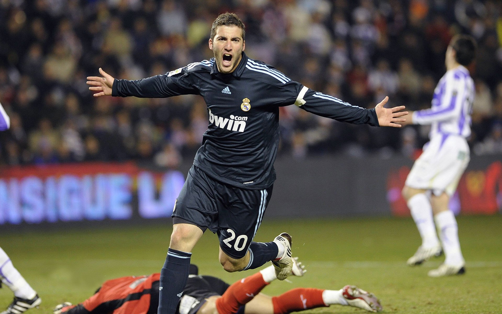 爱德华兹狂暴30分撕碎鹈鹕防线，湖人团队篮球完成逆转好戏