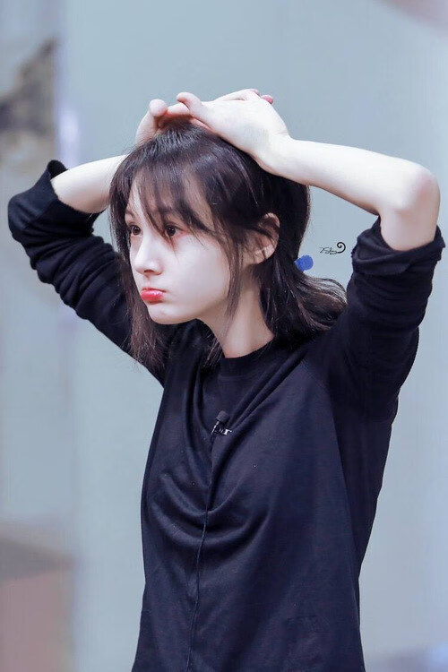 梅西的狂舞与钢铁蓝黑的交响，足球世界两极呈现的哲学启示